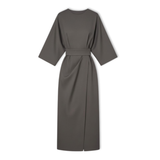 Lange jurk voor dames met vleermuismouwen en een gemarkeerde taille, vloeiende silhouet