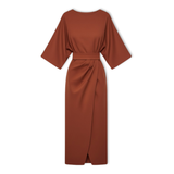 Lange jurk voor dames met vleermuismouwen en een gemarkeerde taille, vloeiende silhouet
