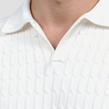 Witte gebreide poloshirt met structuurpatroon