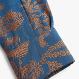 Maxi Jurk met V-hals en Barokprint en Knoopdetail aan de Voorkant