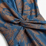 Maxi Jurk met V-hals en Barokprint en Knoopdetail aan de Voorkant